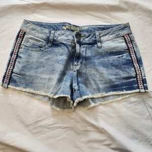 Arizona Jean Company Size 9 Light Blue Denim Shorts with Pink Accents